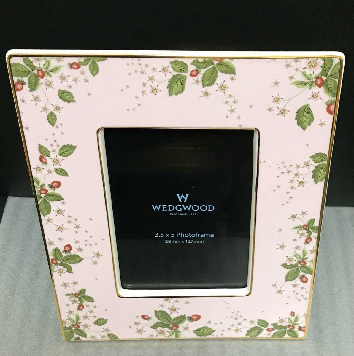 【ウェッジウッド】写真立て　♡ピンク♡ Amazon.co.jp: ウェッジウッド ワイルドストロベリーブルーム